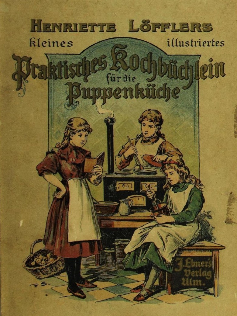 Die Titelseite von Henriette Löfflers „Kochbüchlein“ (5. Auflage 1901) zeigt drei Mädchen am Puppenherd, online unter https://digital.slub-dresden.de/werkansicht/dlf/10054/1.