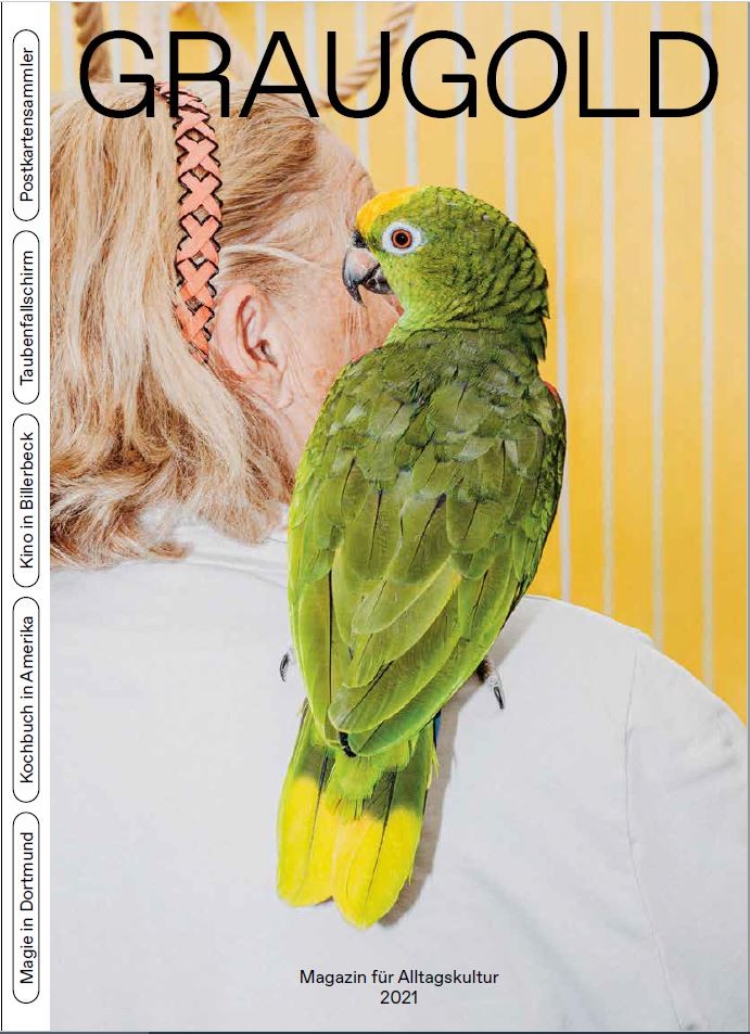 Cover der ersten Ausgabe des Magains mit Papagei, der auf der Schulter einer blonden Frau sitzt.
