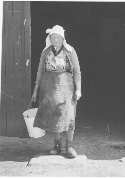 Frau Böhr geht zum Melken, Münster-Nienberge 1959, Foto: Adolf Risse (Archiv für Alltagskultur, Sign.: 0000.20974)