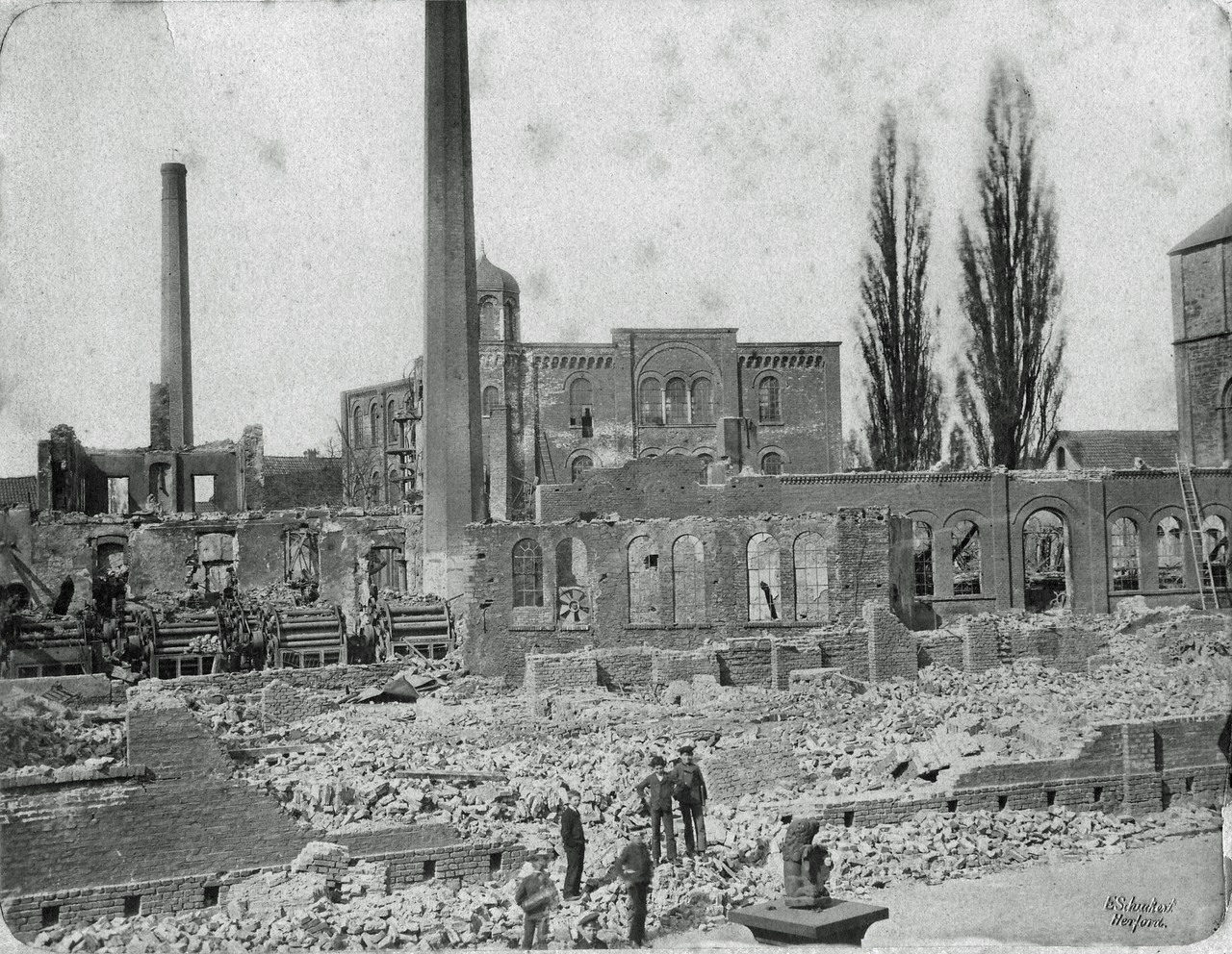Die abgebrannte Schönfeldsche Fabrik 1876, heute Rathausplatz (Foto: Kommunalarchiv Herford).