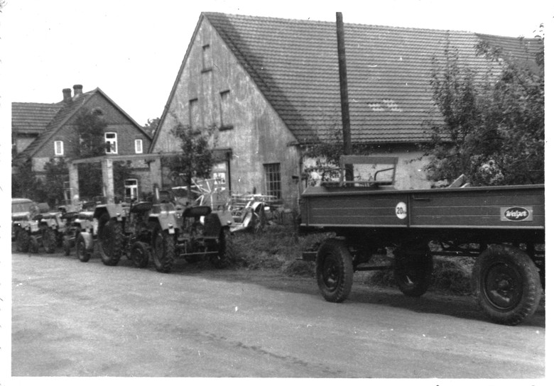 Während der 1950er Jahre nahm die Mechanisierung der Landwirtschaft Fahrt auf. Die Bauern konnten immer mehr Maschinen gebrauchen – und bezahlen. Foto: Kuhlmann.