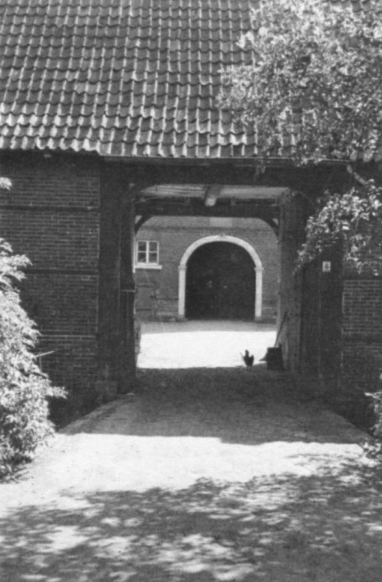 Blick über die Gräfte durch das Torhaus auf das Bauernhaus Schulze Veltrup.