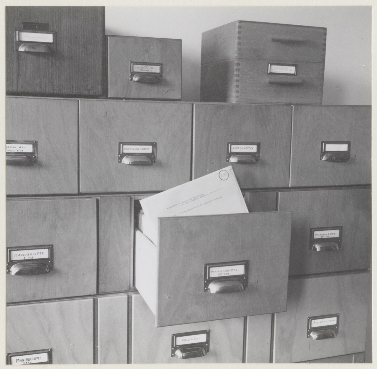 Die Aufbewahrung der Gewährspersonenberichte im Jahr 1955, Foto: Irmgard Simon, Archiv für Alltagskultur in Westfalen, 0000.04336.