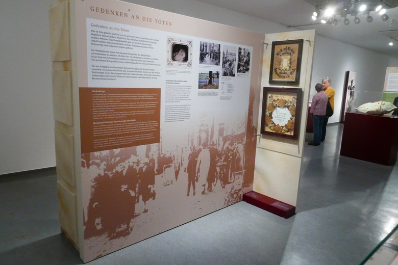 Einblick in die Ausstellung - Ausstellungseinheit Gedenken an die Toten.