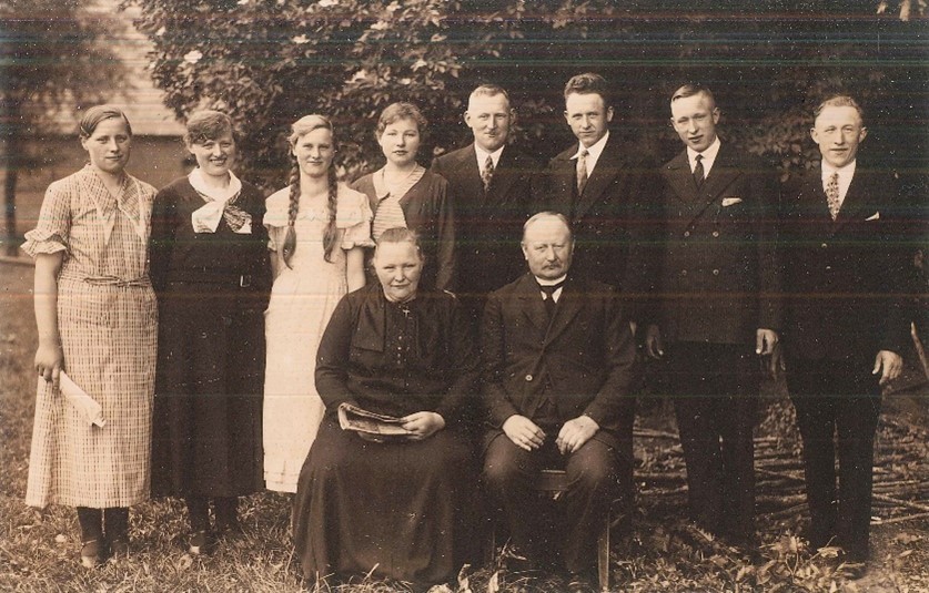 Heinrich Echtermeyer (vorne rechts) im Kreise seiner Familie – (Fotografie aus Familienbesitz; Fotograf unbekannt).