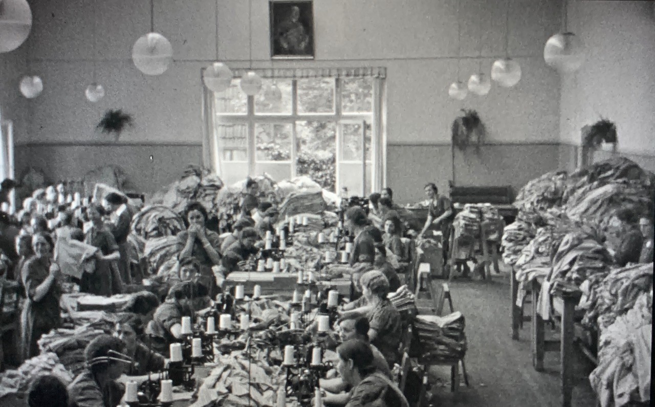 Arbeiten unter dem Hitlerbild: Ein seltener Blick in die Produktion im Jahr 1939 (Filmausschnitte Familienarchiv Ahlers).