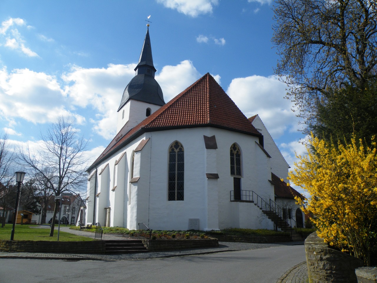 Stift Levern: Die Sunderaner Bauern waren einst dem Stift Levern eigenbehörig gewesen. Die Stiftskirche liegt in erhöhter Lage. Die umliegenden Stiftskurien prägen bis heute den Ort. Foto: Sebastian Schröder.