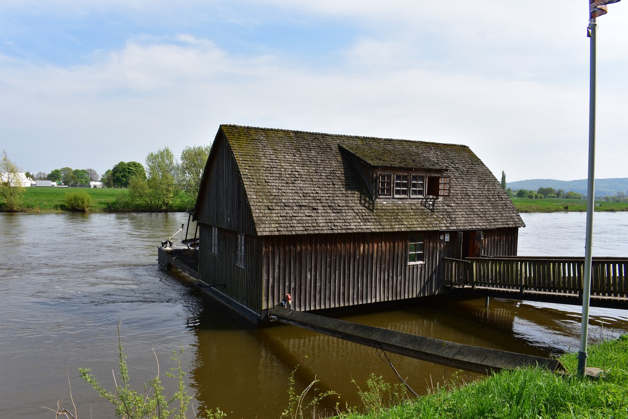 In Minden kann in der Weser der Nachbau einer Schiffmühle bestaunt werden. Sie ist Teil der Westfälischen Mühlenstraße. Foto: Sebastian Schröder.