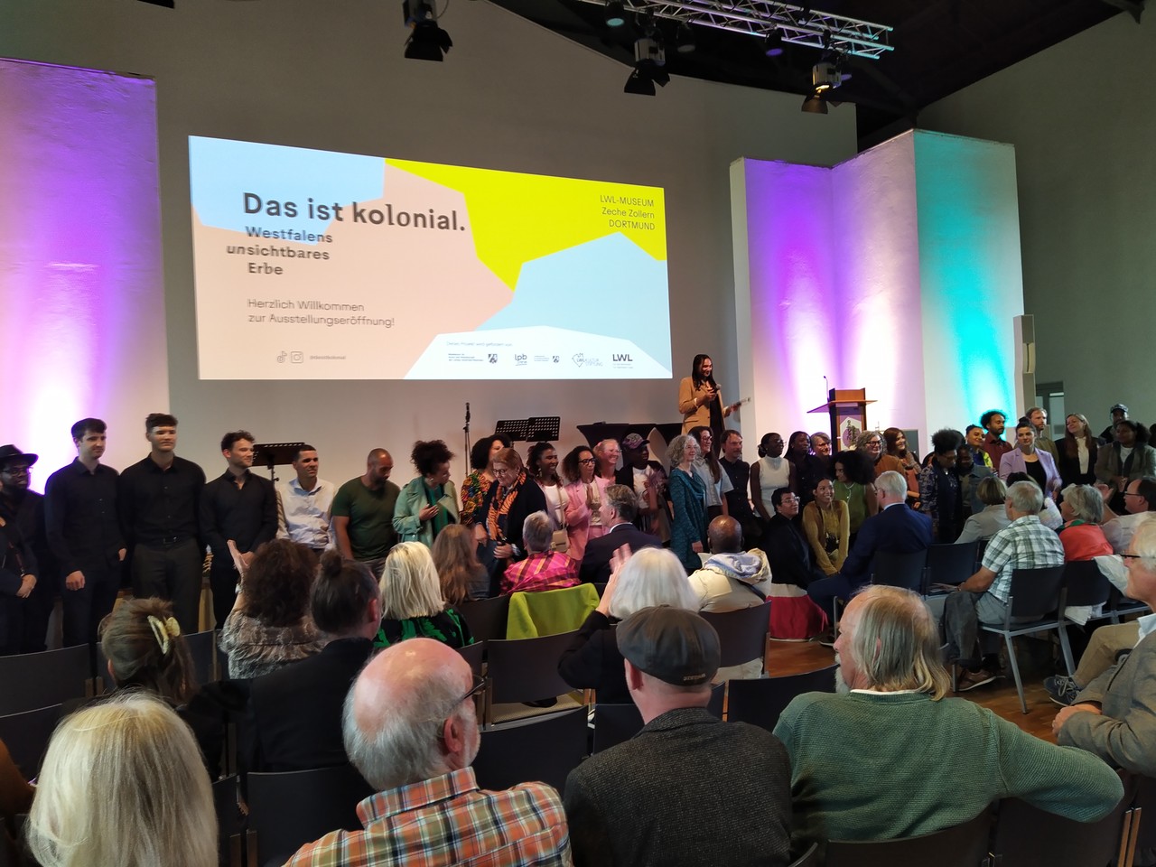 Die Bühne bot nicht genügend Platz für die vielen Menschen, die an der Realisierung der Ausstellung mitgewirkt haben. (Foto: Cantauw)