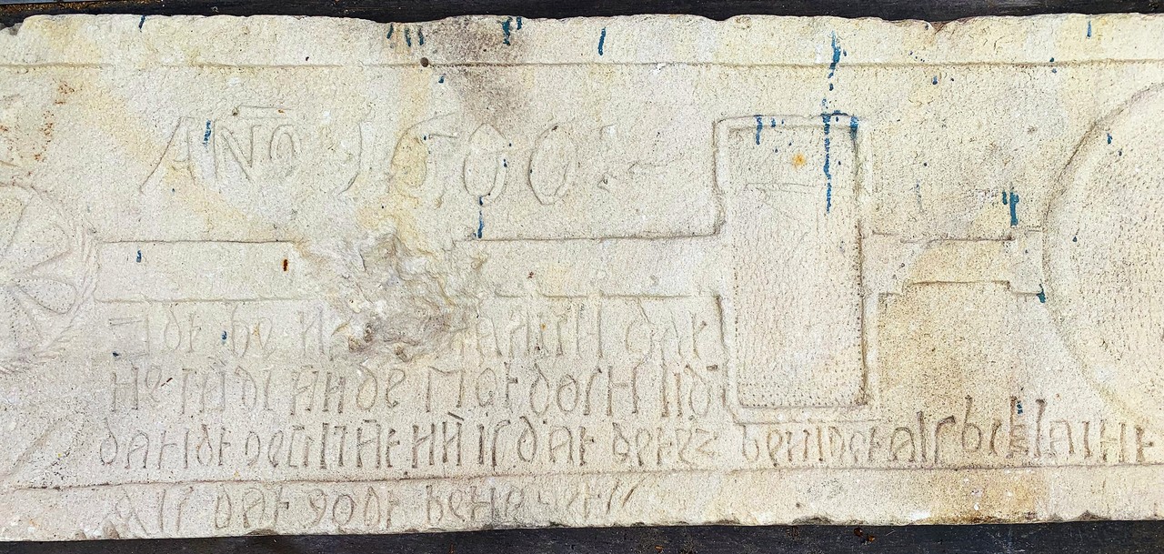 Detail der Kamininschrift.