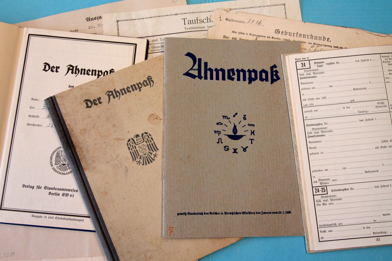 Ahnenpässe aus verschiedenen Personenbeständen des Archivs für Alltagskultur in Westfalen. Foto: Regenbrecht/LWL.