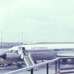 „Flughafen in Rom/ 16.4.66, Rückflug“. Bildbeschriftung und Foto: Hedwig Kruse, Archiv für Alltagskultur, Bestand Kruse. (vergrößerte Bildansicht wird geöffnet)
