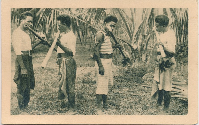 Ansichtskarte der Steyler Mission in Neuguinea - Spielen auf der Geisterflöte (Abbildung: Familie Otto Wallmeyer, Schapen).