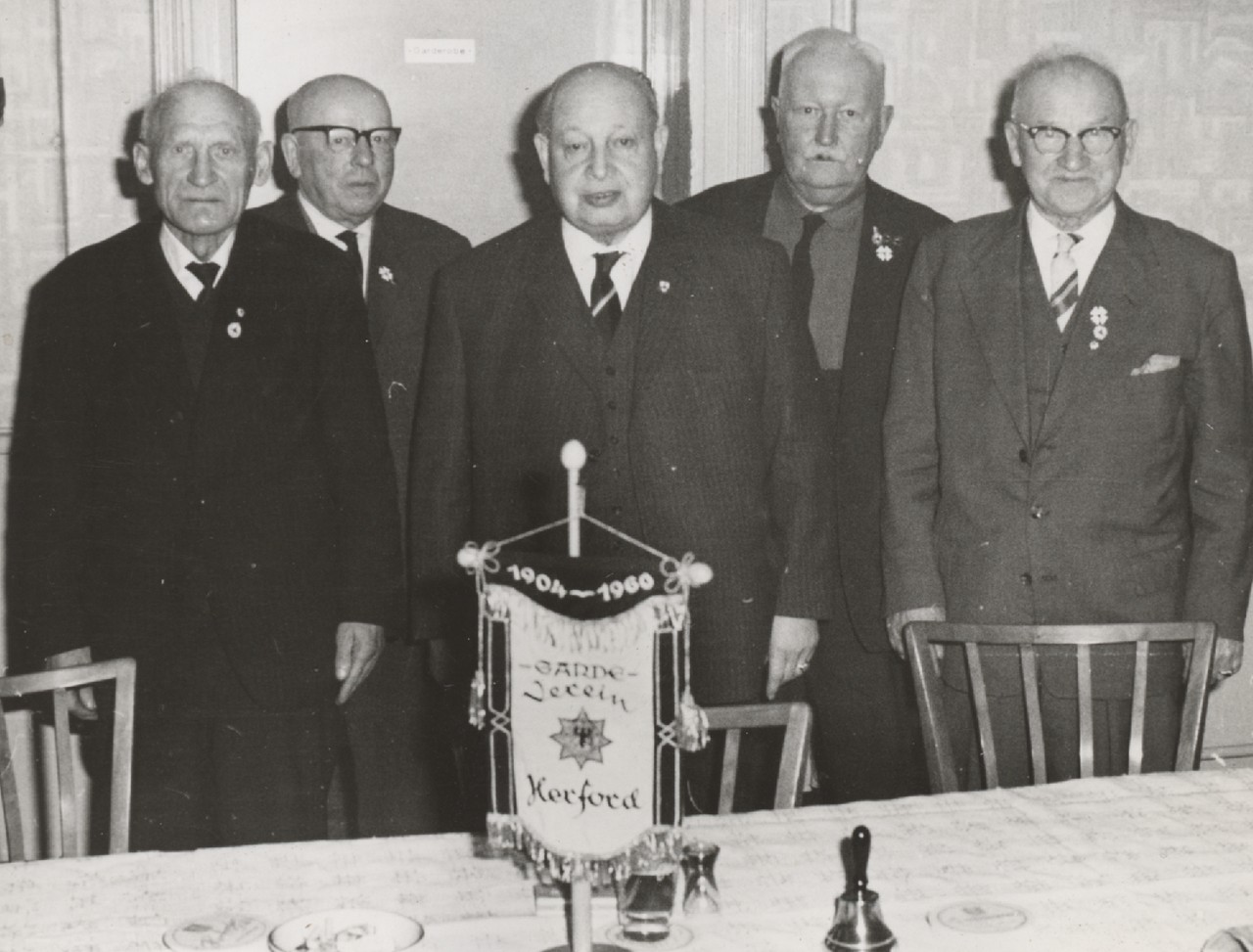 Der Vorstand des Garde-Vereins 1960. Foto Georg Heese (Kommunalarchiv Herford).