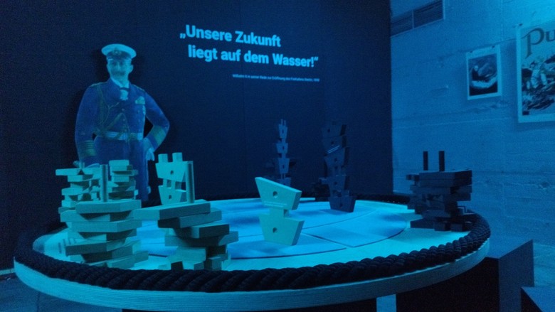 Das Wettrüsten zwischen dem Deutschen Reich und Großbritannien wird den Besuchenden auf spielerische Art und Weise vermittelt.