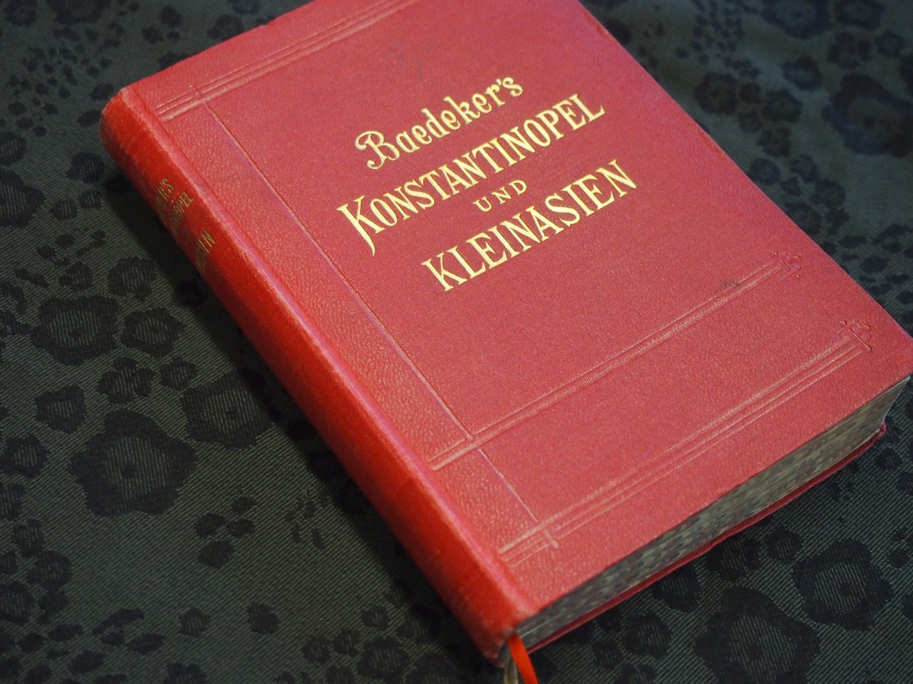Das Handbuch für Reisende „Konstantinopel und das westliche Kleinasien“ von 1905 war ein praktischer Ratgeber für Orient-Reisende um die Jahrhundertwende. (Foto: Cantauw)