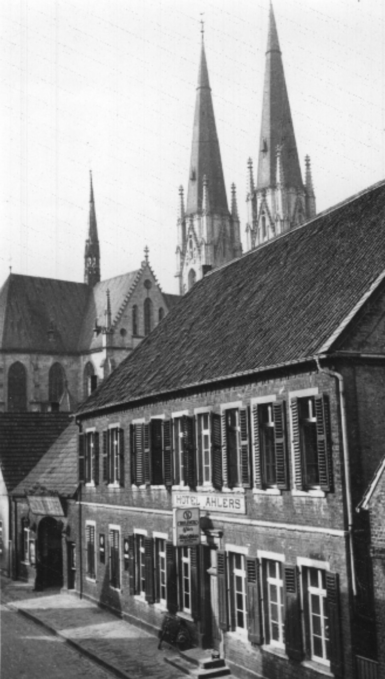 Das Kino „Union-Theater“, im Hintergrund der Ludgerusdom in Billerbeck.