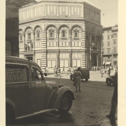 Auf der Rückreise war auch ein Zwischenstopp in Florenz eingeplant. Die Taufkirche des Hl. Johannes war hier ein wichtiger Punkt auf dem Besichtigungsprogramm (Bestand Kruse, LWL-Alltagskulturarchiv). (vergrößerte Bildansicht wird geöffnet)