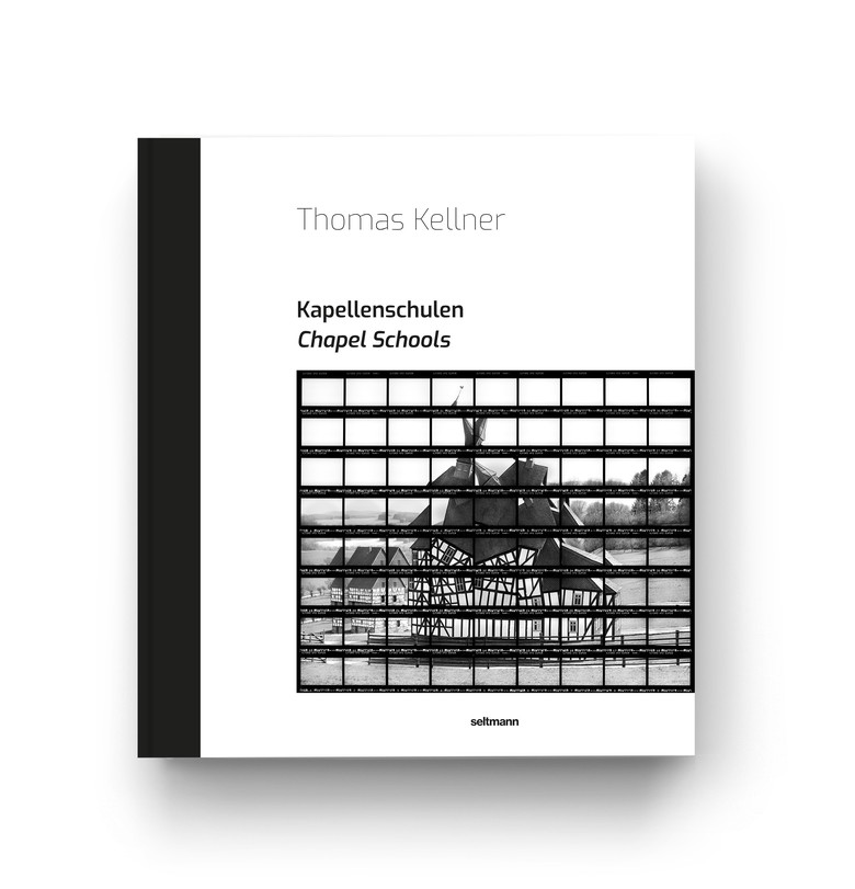 Auf dem Titelbild des Bildbandes von Thomas Kellner ist die 1737 erbaute Kapellenschule von Werthenbach zu sehen, die 2001 im Freilichtmuseum Detmold wiederaufgebaut wurde. (Foto: Thomas Kellner)