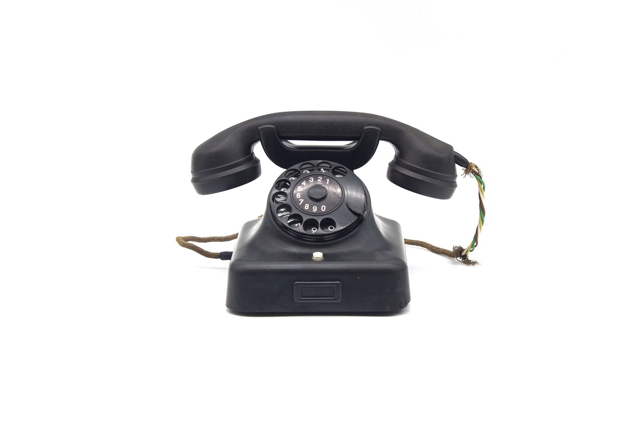 Ein wahrer Design-Klassiker ist das Telefon aus schwarzem Bakelit. Foto: Friederike Niemann.