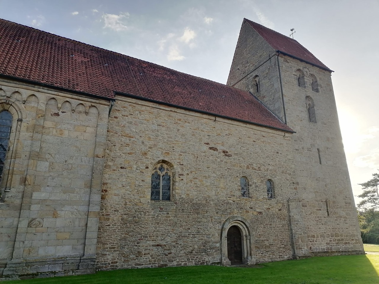 Für die Errichtung zahlreicher Gebäude im nördlichen Tecklenburger Land und darüber hinaus wurde der Ibbenbürener Sandstein verwendetet, so auch für die evangelische Dionysiuskirche in Recke (Foto: Ole Herschlein).