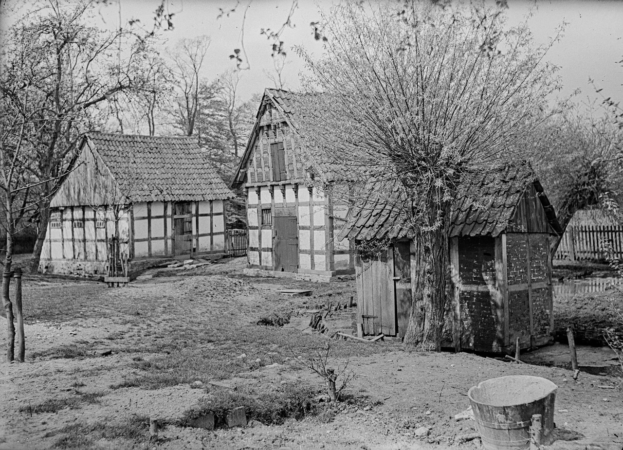 Schweinehaus und Backhaus von Hof Heining in Schröttinghausen (heute Stadt Werther). Derartige Kleingebäude waren schon in den 1930er Jahren selten geworden. So war es nur konsequent, dass später Josef Schepers, der erste Leiter des LWL-Freilichtmuseums Detmold, beide Häuser für sein Museum sicherstellen ließ (Sammlung Budde-Ehlers, LWL-Medienzentrum für Westfalen).