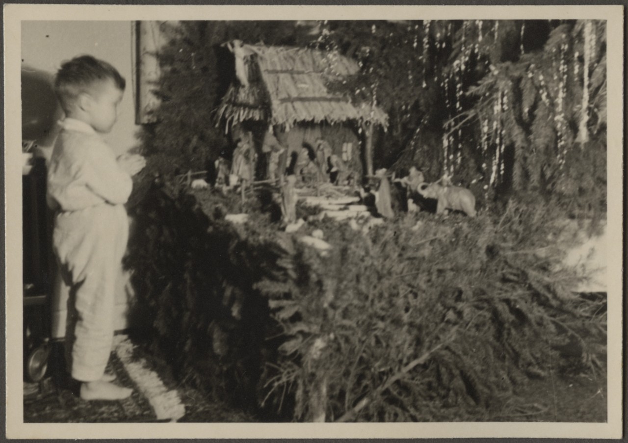 Abendgebet vor der Weihnachtskrippe, 1941. Fotoalbum R.D. Archiv für Alltagskultur in Westfalen, Sammlung BF Nr. 18a S34.