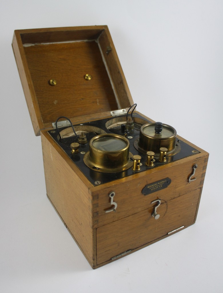 Reizstromgeräte für die Elektrotherapie wurden im Ersten Weltkrieg besonders zur Behandlung von „Kriegszitterern“ eingesetzt. Sammlung Psychiatriemuseum Warstein: PMW_2021_41. Foto: LWL/Emil Schoppmann