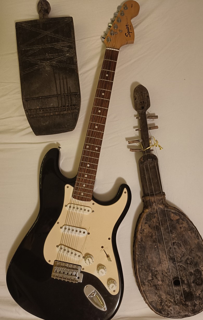 Gegenüberstellung von traditionellen ruandischen Instrumenten und der modernen E-Gitarre (Foto: Dominik Wellmann).