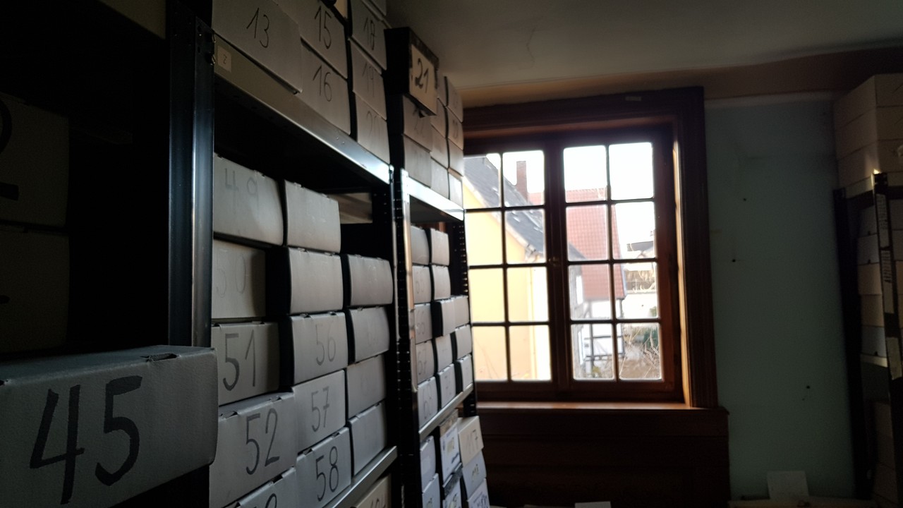 Noch stapeln sich die Kisten im Dachgeschoss des Stadtmuseums, bald zieht das Archiv dann in seine neuen Räume. (Foto: Annika Schütt)