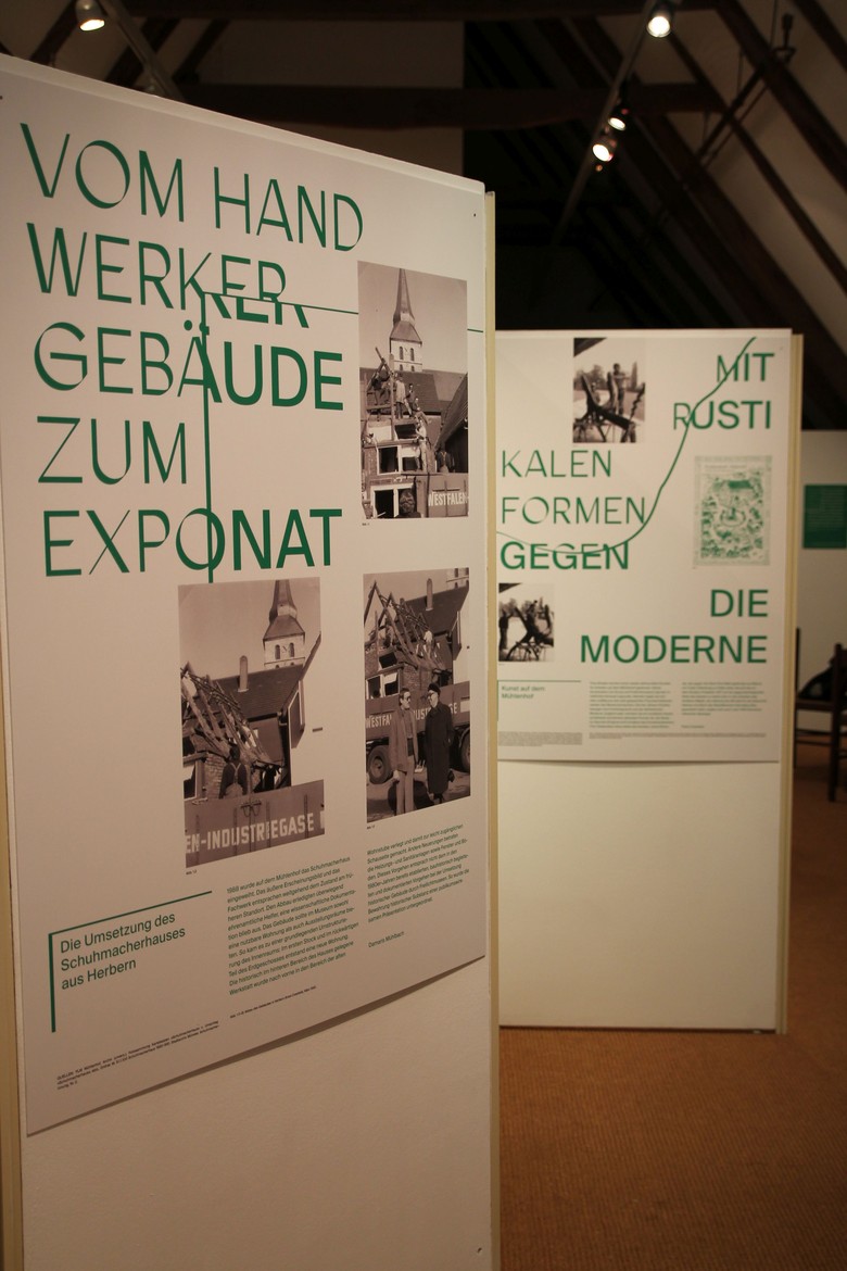 Die Inhalte der Plakatausstellung, die die Musealisierung des Münsterlandes im Freilichtmuseum Mühlenhof seit den 1960er Jahren thematisiert, wurden von Studierenden des Lehrforschungsprojekts von Prof. Dr. Elisabeth Timm erarbeitet. (Foto: Christiane Cantauw)