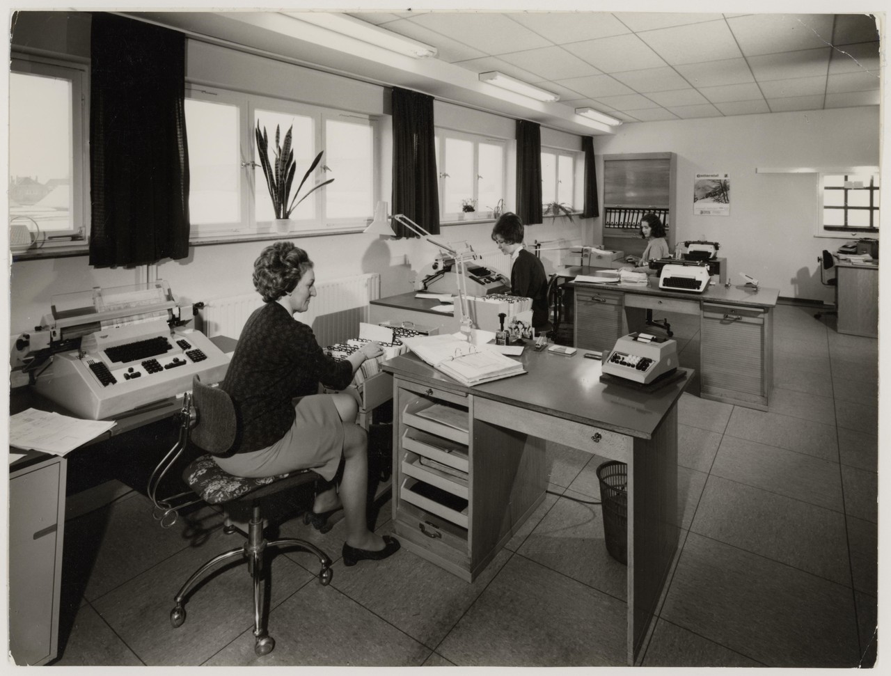 Bürokräfte bei der Arbeit, 1960er Jahre, Fotograf: Ertmer, Archiv für Alltagskultur in Westfalen, 2004.06109.