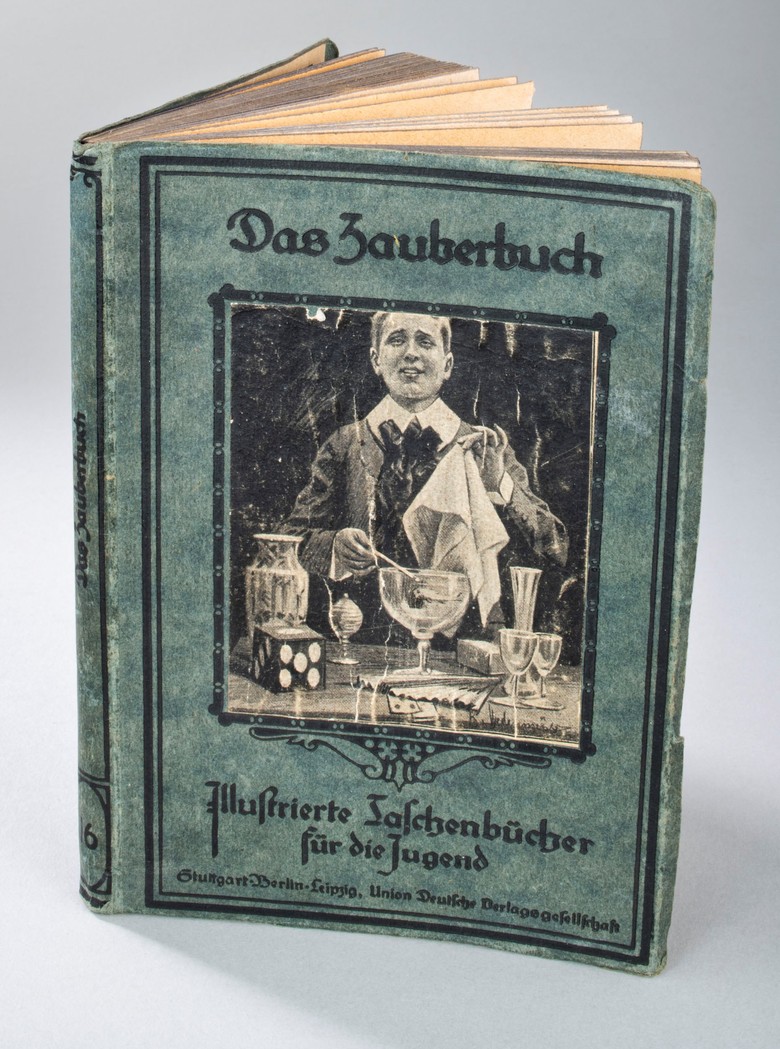 Alexander Heimbürger: Das Zauberbuch. Illustrierte Taschenbücher für die Jugend Nr. 16, Stuttgart / Berlin / Leipzig o. J. (um 1925), Zaubermuseum Bellachini, Sammlung Wittus Witt, Hamburg (Foto: Stadtmuseum Münster,  Sarah Kottmeier)