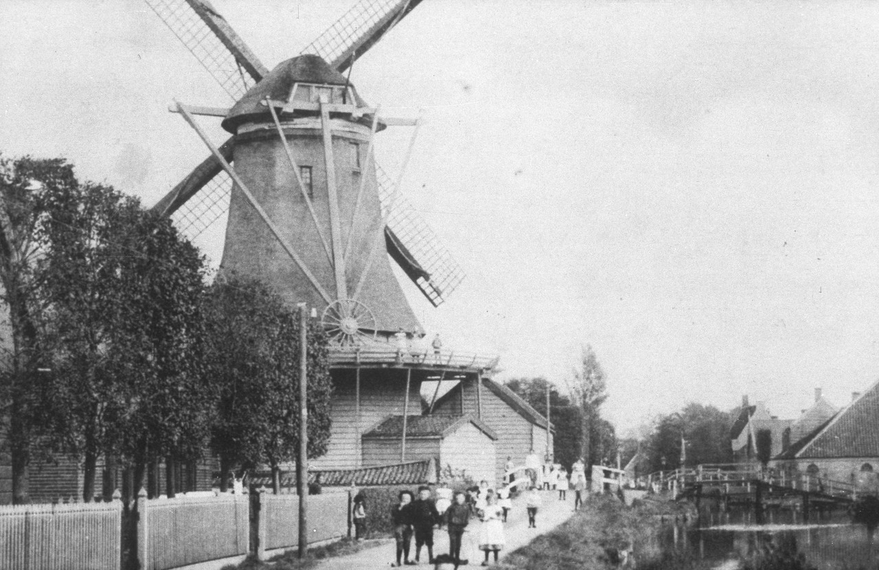 Ein Bild der Mühle „Het Wapen van OostZaan“, auch „het Oostzaner Wapen“ genannt. Foto: Archief Zaanstad: NL-ZdGAZ_91_006151 (1900) Hersteller unbekannt.
