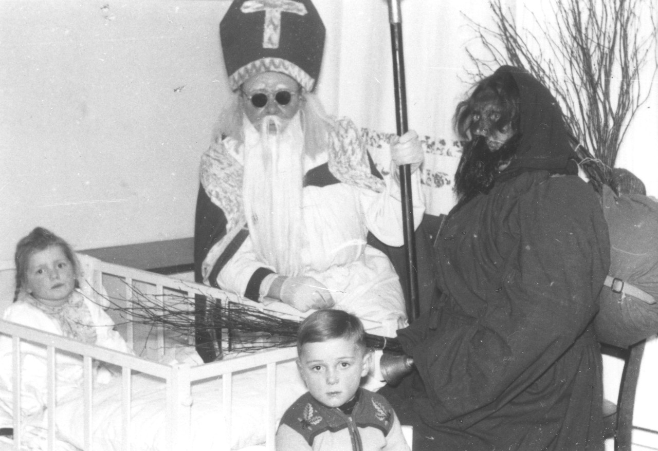 Nikolausbesuch im Krankenhaus, Kinderabteilung, Stadtlohn 1952 (Foto: Nikolausgesellschaft Stadtlohn (Archiv für Alltagskultur, Inv.-Nr.: 1991.00515).