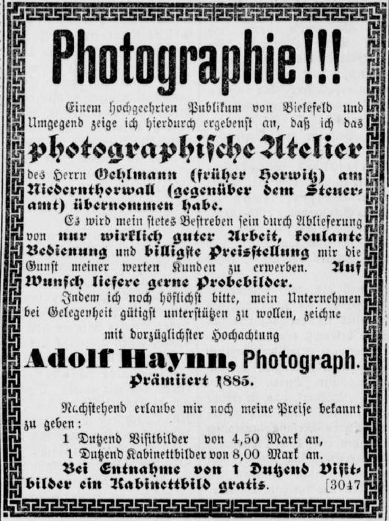 Die Preise für Fotografien reduzierten sich stetig, so dass kleinere Formate wie die Visitfotografien etwa seit den 1890er Jahren für breite Bevölkerungskreise erschwinglich waren. (Anzeigenwerbung Atelier Adolf Haynn, Bielefeld, Bielefelder Post, 30.5.1891)