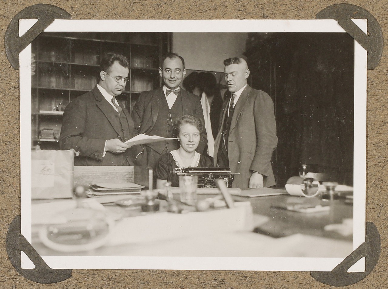 Die Vorstellung weiblicher Berufstätigkeit war um 1930 fest mit der Arbeit an der Schreibmaschine verknüpft. (Fotoalbum Personenbestand Schirra, Archiv für Alltagskultur, Sign. K03129.0011)