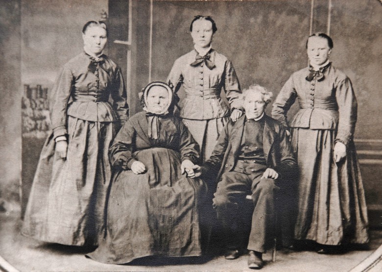 Bauernfamilie aus Hollich, die alte Frau in Bentheimer Tracht.