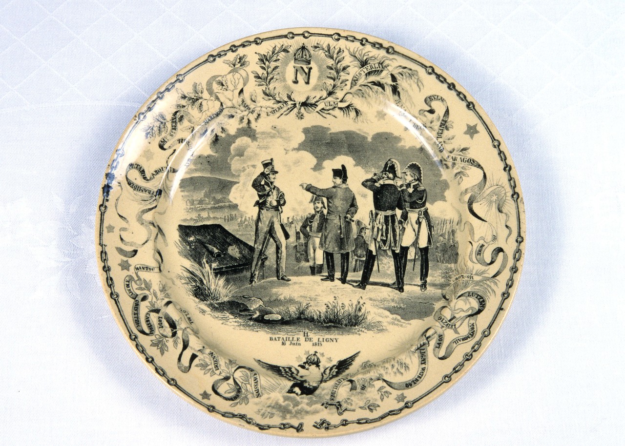 Einer aus einer Serie von sechs Wandtellern mit Darstellungen aus dem Leben Napoleons. Aus Emsbüren, jetzt im Emslandmuseum Lingen.