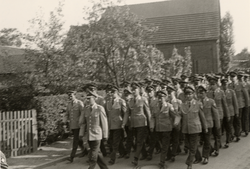 Festzug zur 100-Jahrfeier des Kriegervereins Hemmerde (Unna) 1966. Foto: Otto Balkenholl. Archiv für Alltagskultur, Inv.-Nr. 0000.36906. (vergrößerte Bildansicht wird geöffnet)