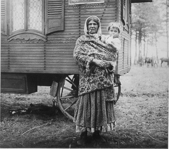 „Zigeunerin mit Kind“ [Originaltitel], 1927, Foto: Hermann Reichling, Archiv für Alltagskultur, 0000.07198.