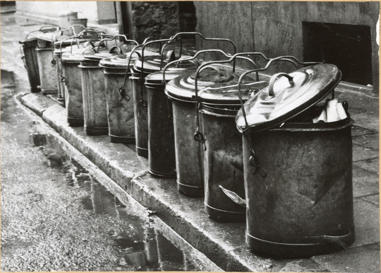 Genormte Mülleimer am Straßenrand in Bielefeld, 1956, StArchBi, Foto: Möller.