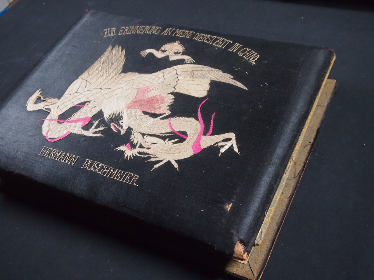 Die einzelnen Seiten des Albums sind mit Seide bespannt. (Slg. Emslandmuseum Lingen, Foto: Cantauw)
