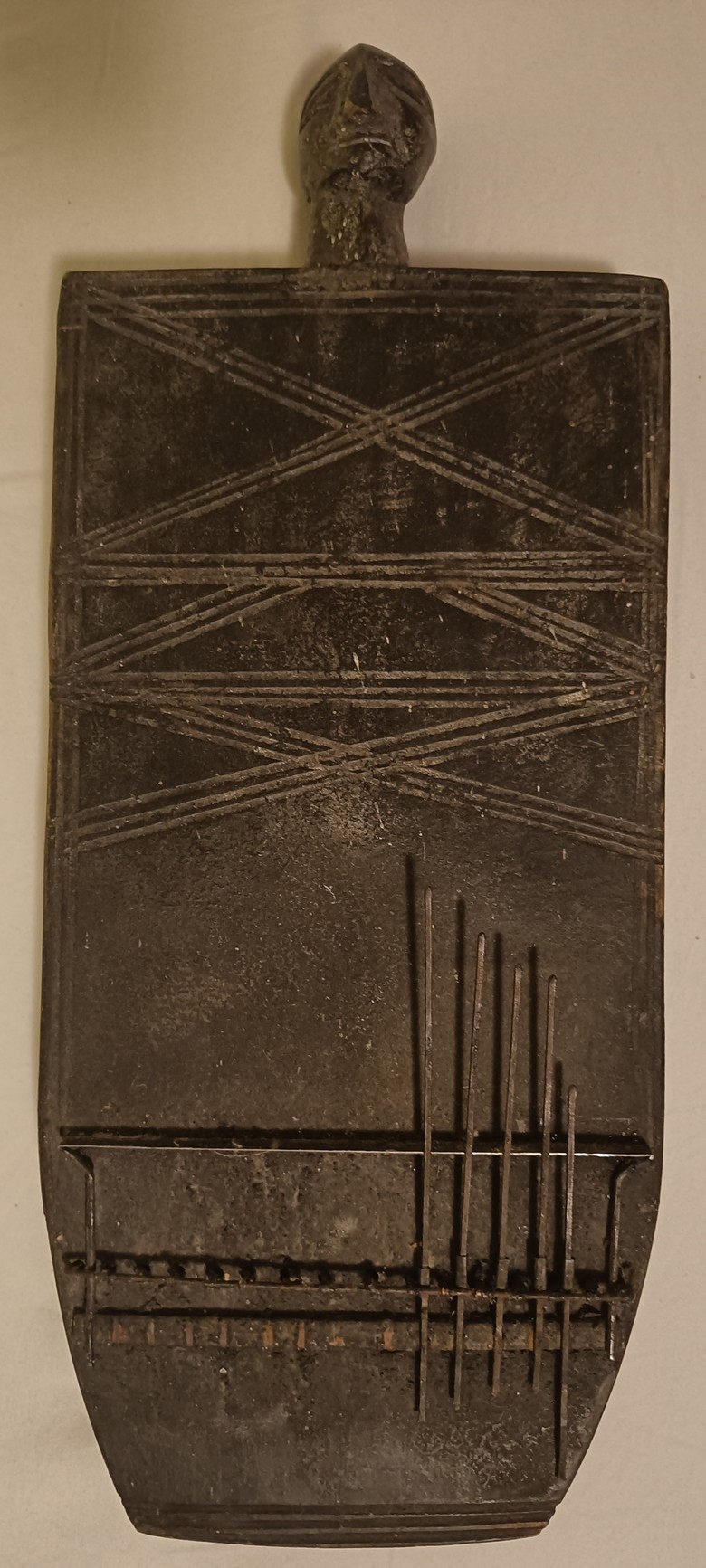 Ein sogenanntes Kalimba – in Ruanda auch als Ikembe bekannt (Foto: Dominik Wellmann).