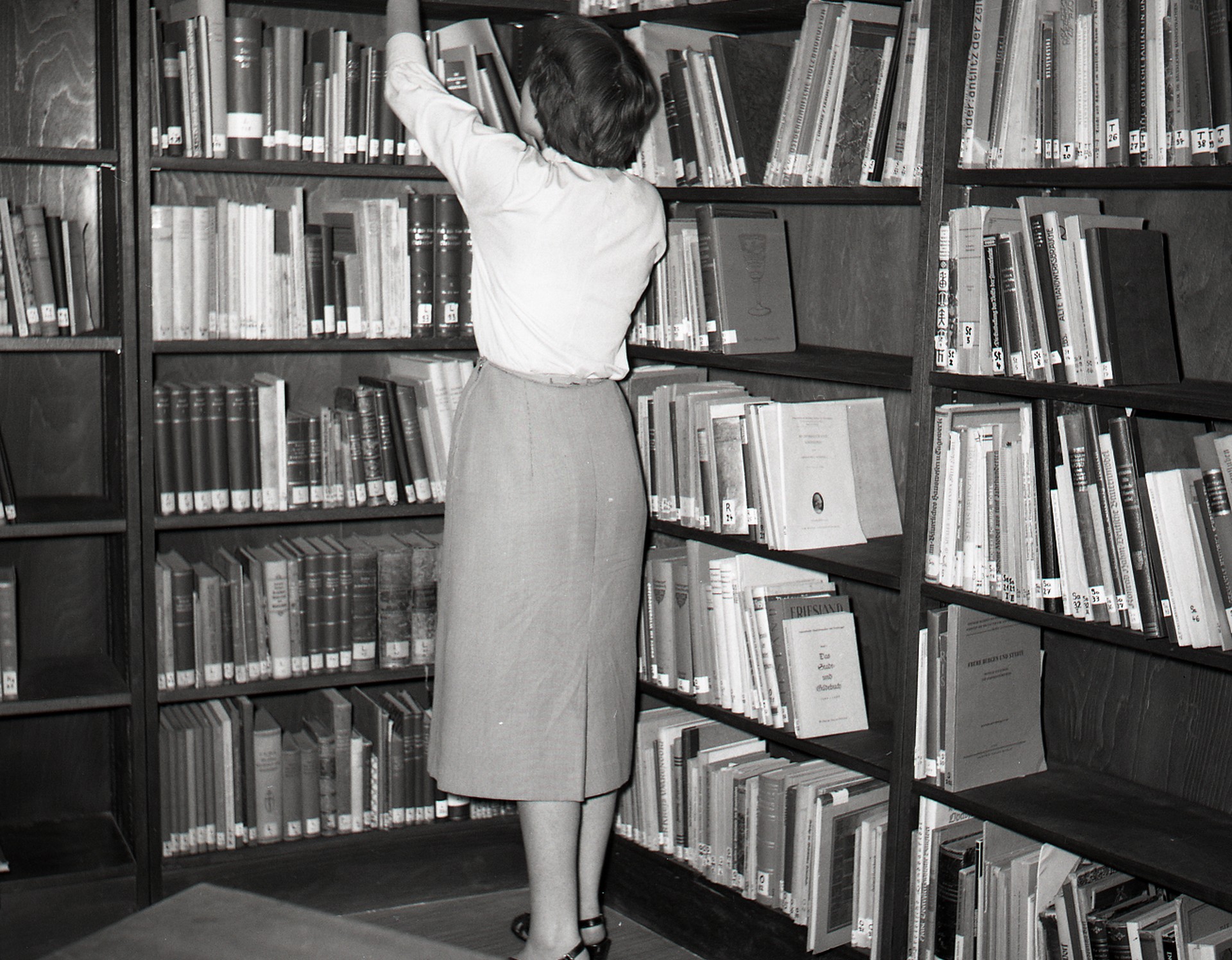 Frau Gerda Schmitz, Mitarbeiterin der Kommission, in der Bibliothek der Volkskundlichen Kommission, 1955. Archiv für Alltagskultur.