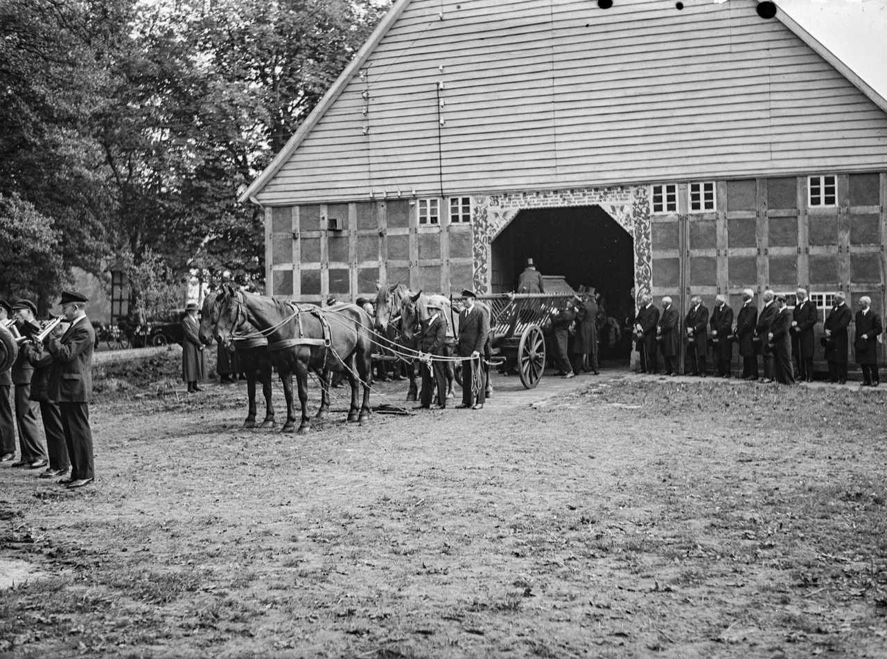 Beerdigung auf dem Hof Bartling in Herrinhausen (Enger), wohl 1941. Die Leiche wird mit einem vierspännigen Leiterwagen zum Friedhof gebracht, was damals bereits nur noch in Ausnahmefällen vorkam. Budde fotografierte mit diesem Bild exakt eine Situation nach, wie sie bei einer Beerdigung im Jahre 1927 auf dem gleichen Hof dokumentiert worden war (Sammlung Budde-Ehlers, LWL-Medienzentrum für Westfalen).