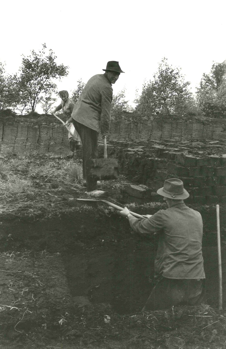 Torfstechen im Amtsvenn 1956. Auffällig ist das unterschiedliche Schuhwerk: Der Mann trägt Holzschuhe, die Frau Gummistiefel. (Foto: STAV Dep. FAHV Nr. 2105l)
