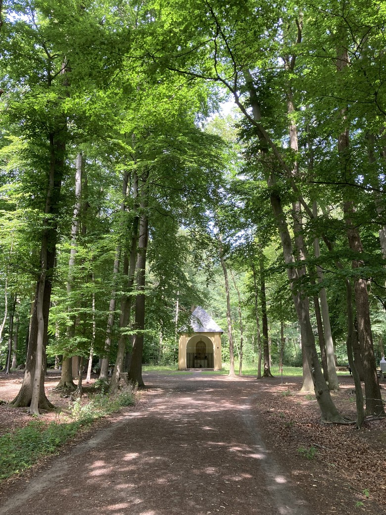 Blick vom 'Großen Kreuzweg' auf die 'Kleine Kapelle'.