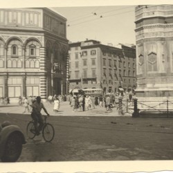 Auf der Rückreise war auch ein Zwischenstopp in Florenz eingeplant. Die Taufkirche des Hl. Johannes war hier ein wichtiger Punkt auf dem Besichtigungsprogramm (Bestand Kruse, LWL-Alltagskulturarchiv). (vergrößerte Bildansicht wird geöffnet)