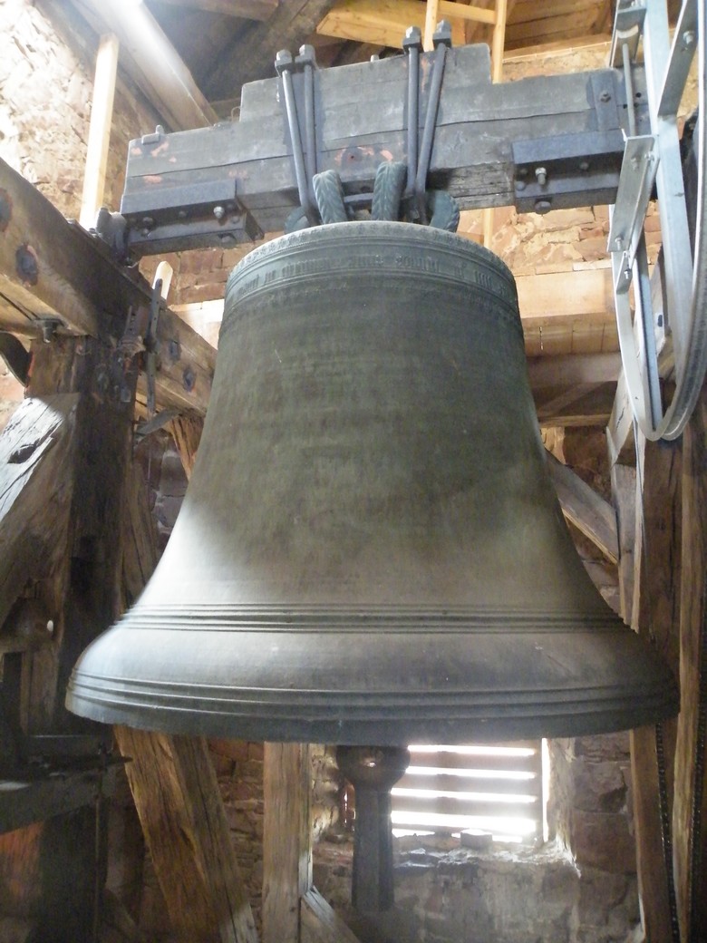 Die Erlöserglocke der Kirche in Preußisch Oldendorf aus dem Jahr 1542 trägt die Inschrift „Verbum domini manet in eternum“ (Gottes Wort bleibt in Ewigkeit), Foto: Sebastian Schröder.